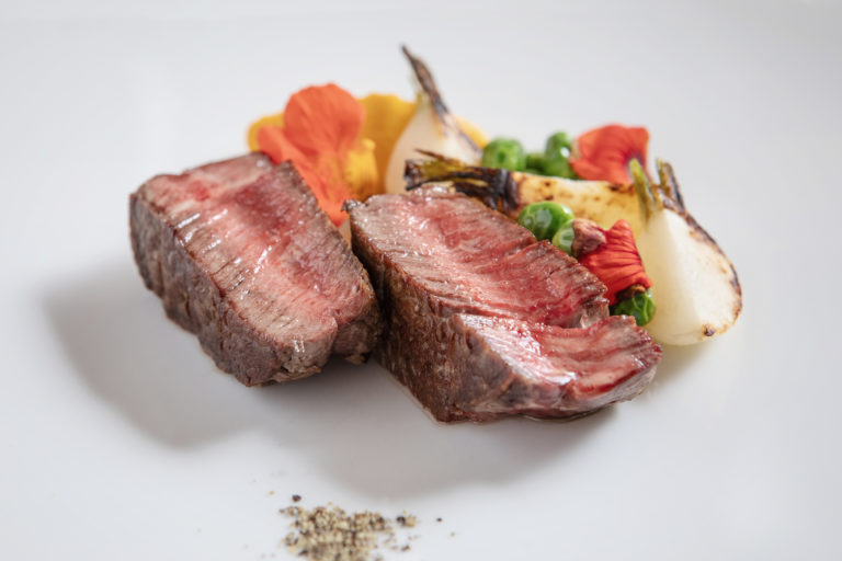 Assiette gastronomique de viande et légumes