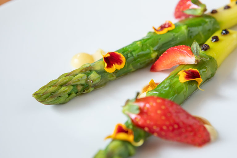 Assiette de saison aux asperges et fraises
